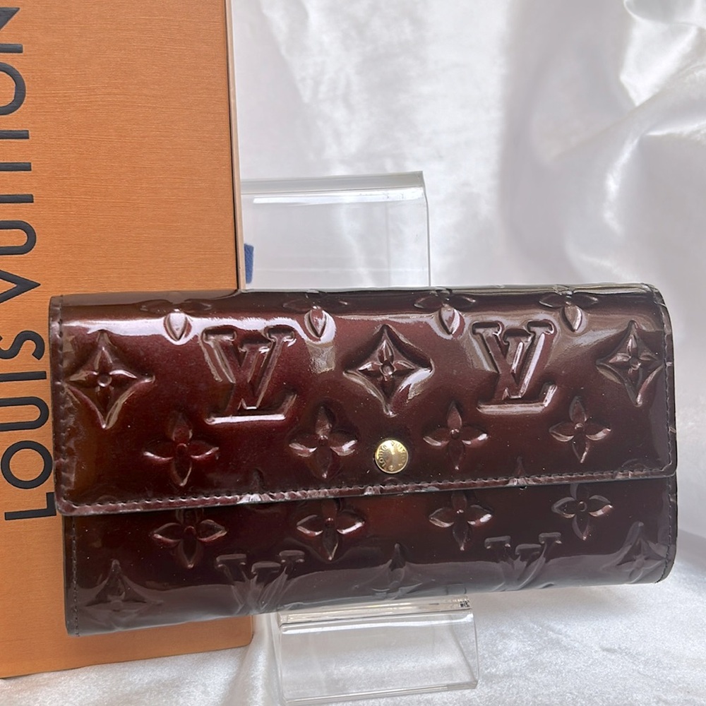 Louis Vuitton monogram vernis sara wallet.